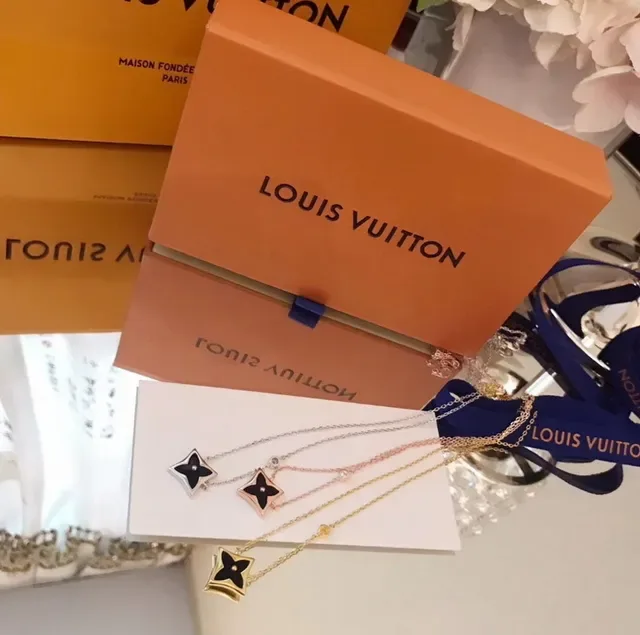 Louis Vuitton Pingente Estrela Dourado Preto Esmaltado Monograma Colar 7