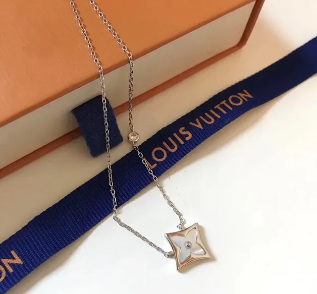 Louis Vuitton Pingente Estrela Dourado Preto Esmaltado Monograma Colar 22