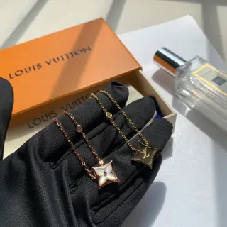 Louis Vuitton तारा पेंडेंट स्वर्णिम सफेद चेन नेकलेस