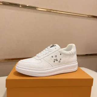 Louis Vuitton Tênis Lifestyle Branco e Preto com Monograma Embossed em Couro e Acentos de Spikes Decorativos