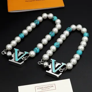 Pulsera Louis Vuitton Blanca Azul Perla y Turquesa Cadena de Cuentas Esmaltada LV Monograma Charm