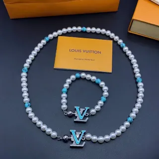 Colar Louis Vuitton perolas brancas azuis e turquesa beaded LV monograma esmaltado charm