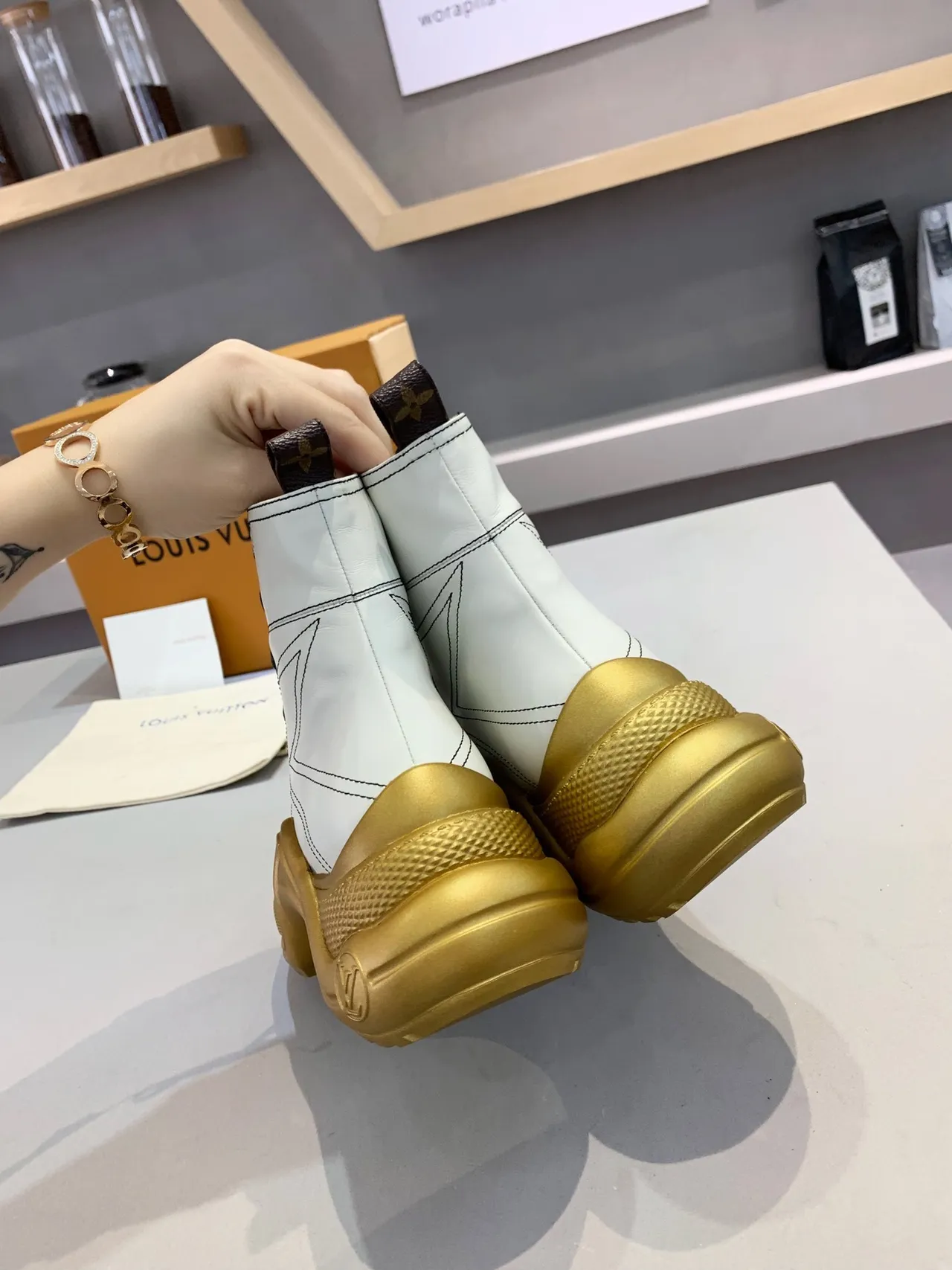 Bottes de cheville Louis Vuitton blanc or à lacets semelle sculptée 3