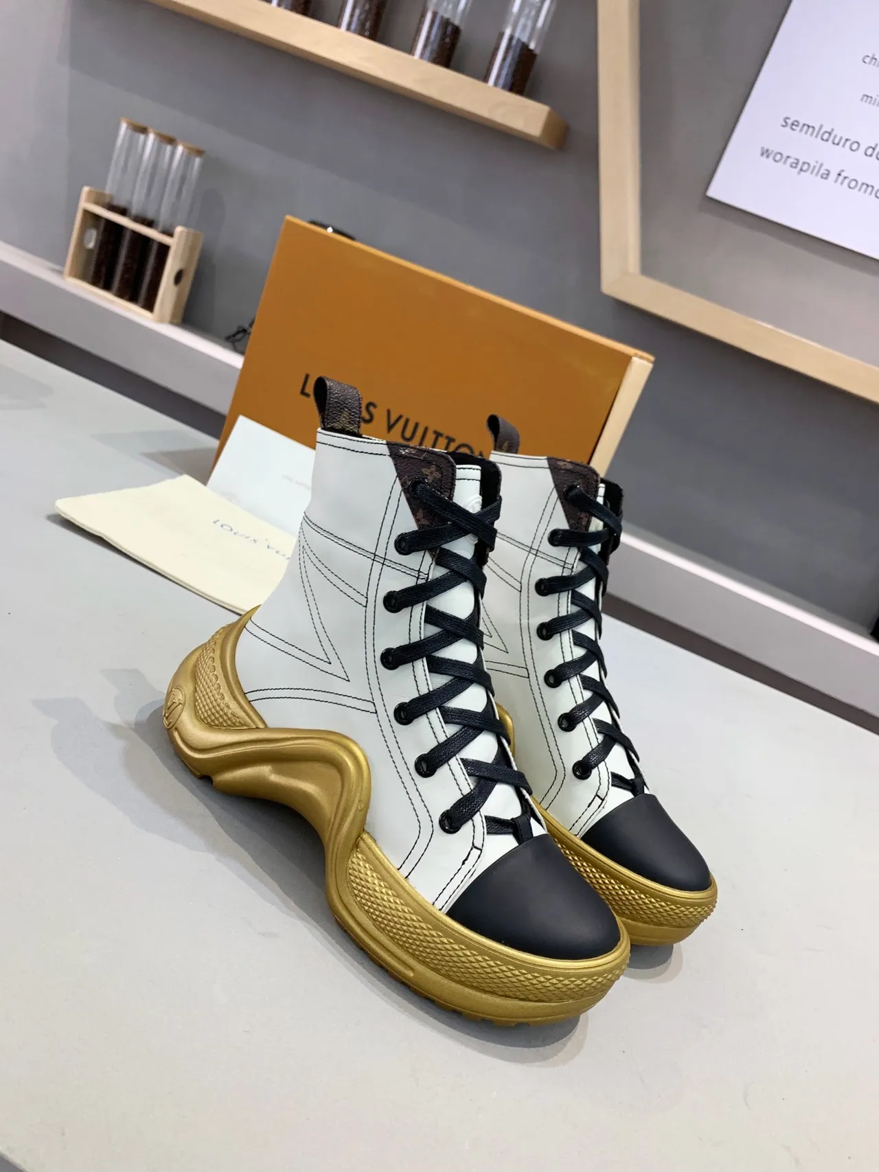 Bottes de cheville Louis Vuitton blanc or à lacets semelle sculptée 4