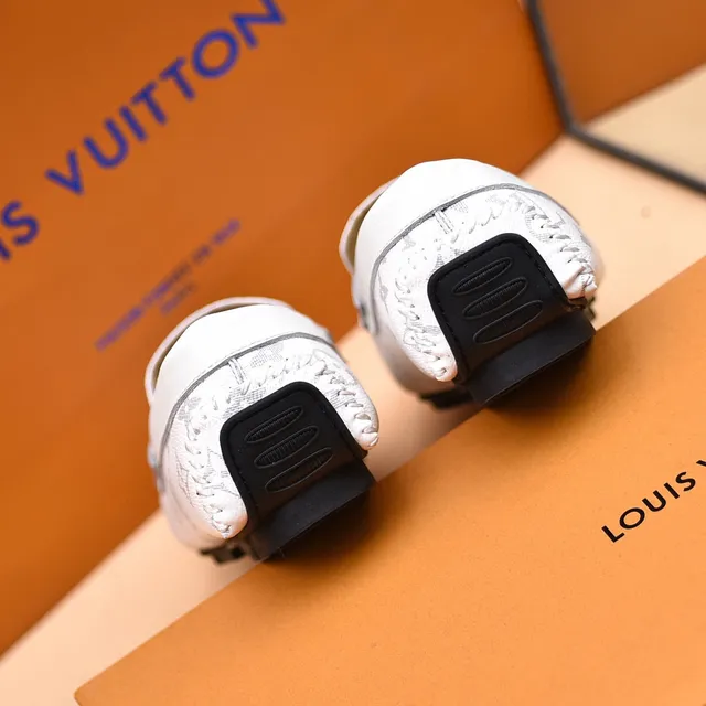Louis Vuitton Blanc et gris cuir imprimé monogramme LV boucle logo loafer 2