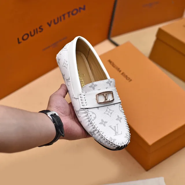 Louis Vuitton Blanc et gris cuir imprimé monogramme LV boucle logo loafer 6