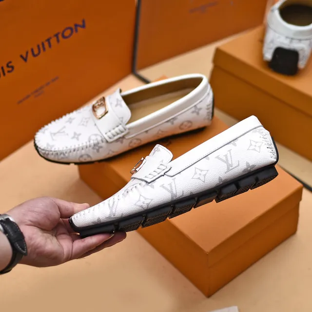 Louis Vuitton Blanc et gris cuir imprimé monogramme LV boucle logo loafer 7