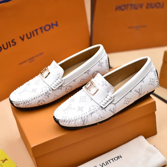 Louis Vuitton Blanc et gris cuir imprimé monogramme LV boucle logo loafer 8