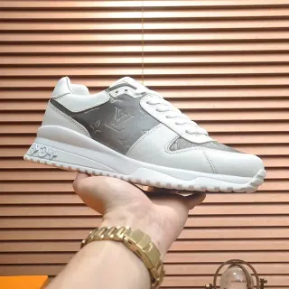 Louis Vuitton Tênis Lifestyle Branco e Cinza Monogramado Painel Lateral Solado Médio Esculturado