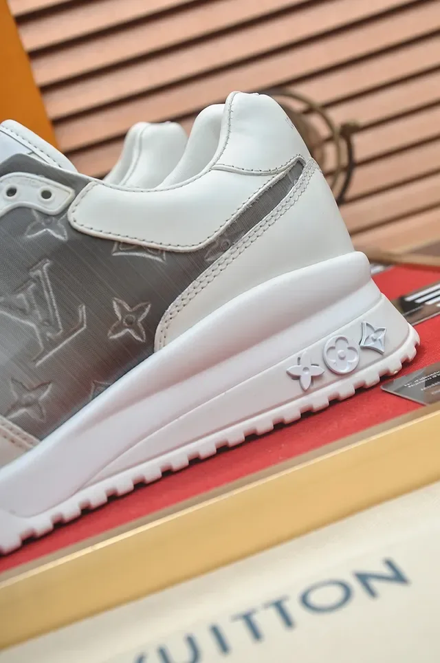 Louis Vuitton Zapatillas Lifestyle Blancas y Grises Monogramadas Panel Lateral Suela Media Esculturada 2