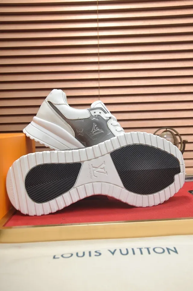 Louis Vuitton Zapatillas Lifestyle Blancas y Grises Monogramadas Panel Lateral Suela Media Esculturada 3