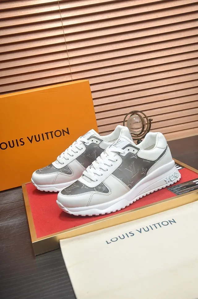 Louis Vuitton Zapatillas Lifestyle Blancas y Grises Monogramadas Panel Lateral Suela Media Esculturada 4
