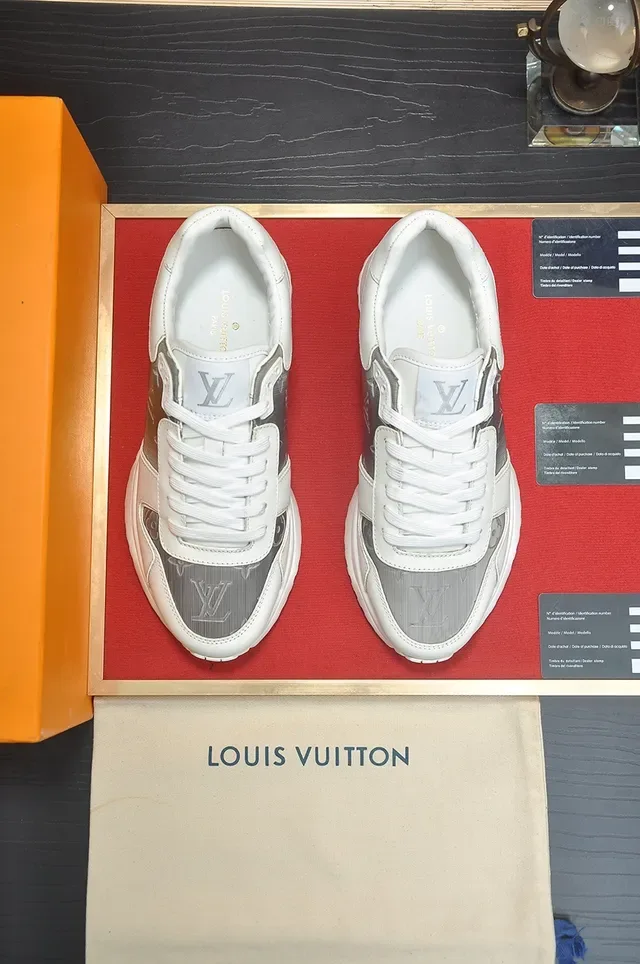 Louis Vuitton Zapatillas Lifestyle Blancas y Grises Monogramadas Panel Lateral Suela Media Esculturada 5