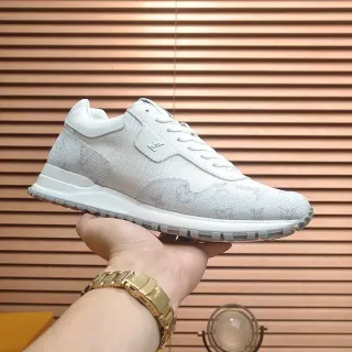 Louis Vuitton Zapatillas Lifestyle Blancas y Grises Monogramadas con Superior de Textil y Overlays de Cuero