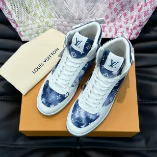 Louis Vuitton Zapatillas Blancas y Azul Marino Altas con Impresión Monograma Estilo de Vida