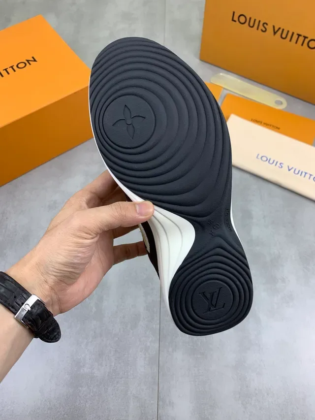 Louis Vuitton Tênis Lifestyle Amarelo Marrom Assimétrico com Painéis de Camurça e Tecido 2