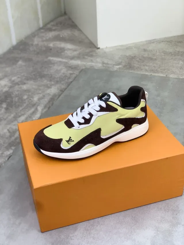 Louis Vuitton Tênis Lifestyle Amarelo Marrom Assimétrico com Painéis de Camurça e Tecido 4