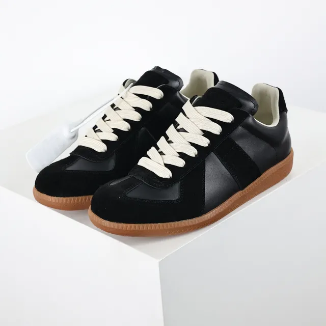 Maison Margiela Tênis lifestyle pretos e bege painelados de couro e suede com cadarços planos creme 2