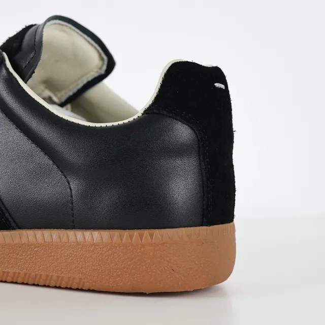 Maison Margiela Tênis lifestyle pretos e bege painelados de couro e suede com cadarços planos creme 4