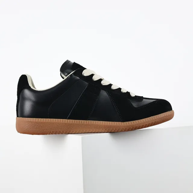Maison Margiela Tênis lifestyle pretos e bege painelados de couro e suede com cadarços planos creme 7