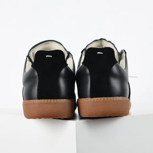 Maison Margiela Tênis lifestyle pretos e bege painelados de couro e suede com cadarços planos creme 8