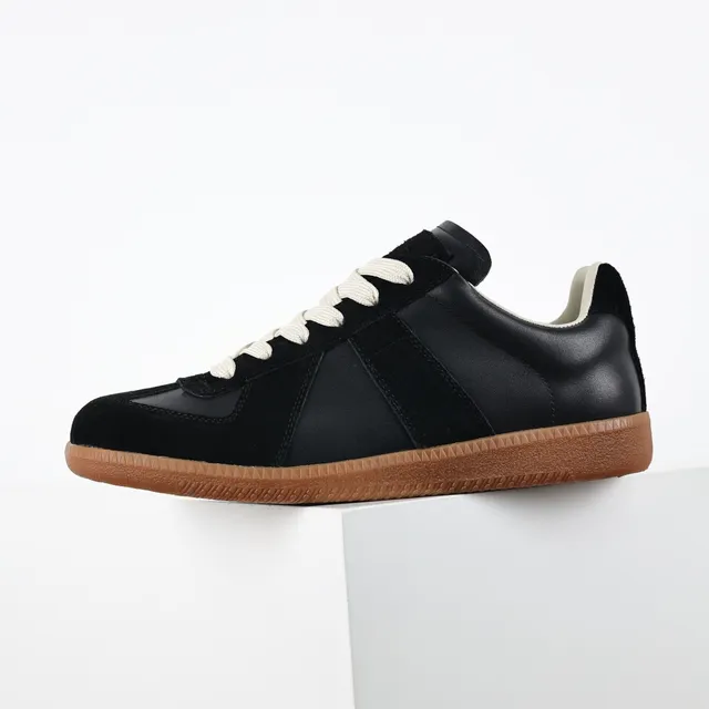 Maison Margiela Tênis lifestyle pretos e bege painelados de couro e suede com cadarços planos creme 9