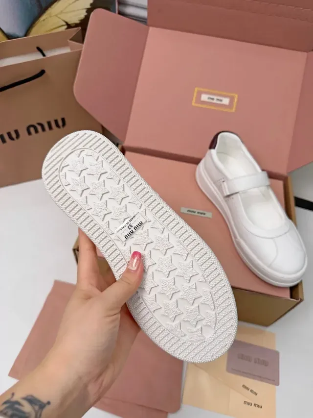 Miu Miu Arcadie 白色皮革玛丽珍鞋 3