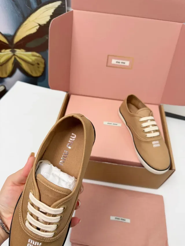 Miu Miu حذاء رياضي بيج أبيض لوتوب كانفاس 2