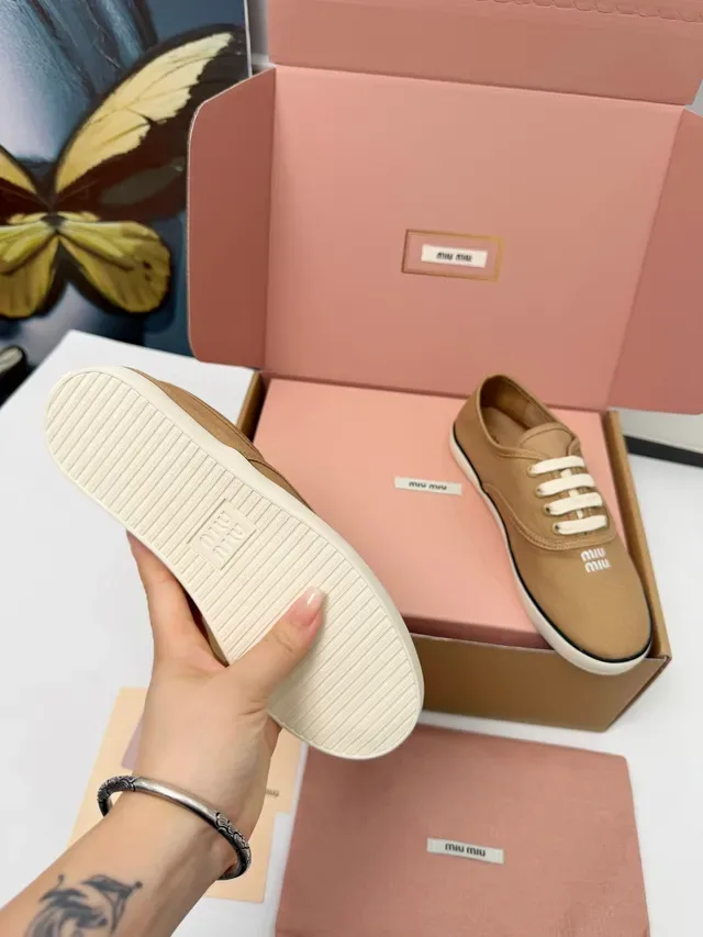 Miu Miu حذاء رياضي بيج أبيض لوتوب كانفاس 3