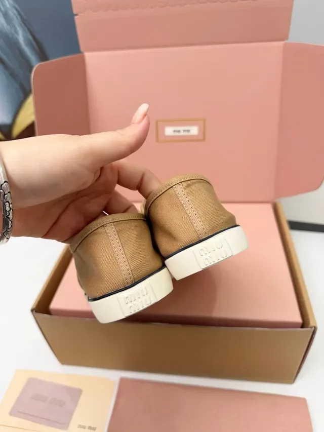 Miu Miu حذاء رياضي بيج أبيض لوتوب كانفاس 4