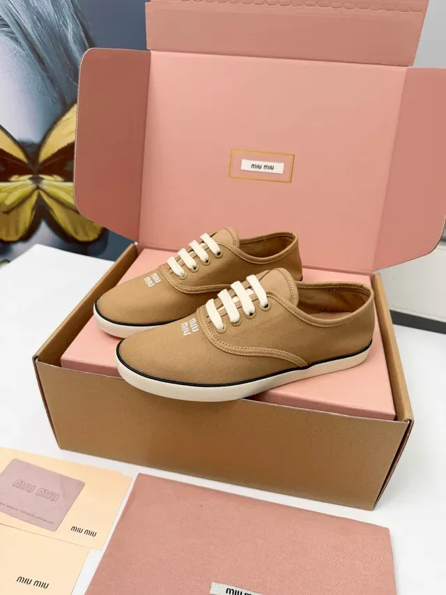 Miu Miu حذاء رياضي بيج أبيض لوتوب كانفاس 5