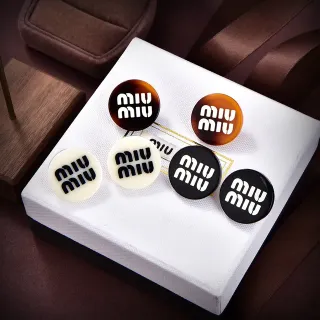 Miu Miu काला सफेद गोलाकार लॉगो प्रिंट ब्रोच