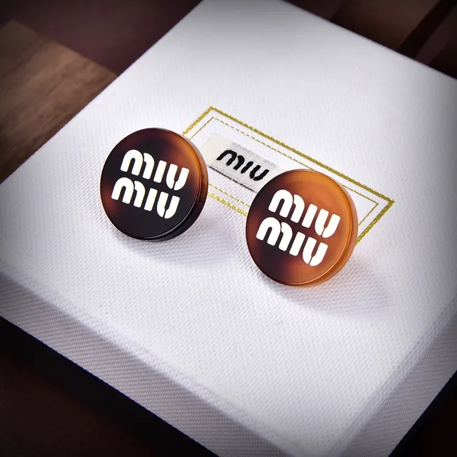 Miu Miu काला सफेद गोलाकार लॉगो प्रिंट ब्रोच 3