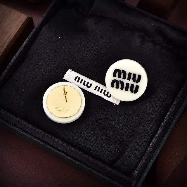 Miu Miu काला सफेद गोलाकार लॉगो प्रिंट ब्रोच 5