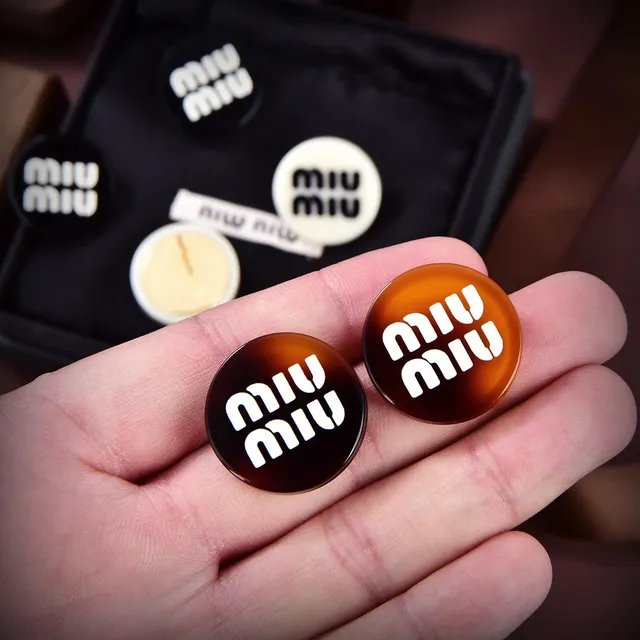Miu Miu काला सफेद गोलाकार लॉगो प्रिंट ब्रोच 6