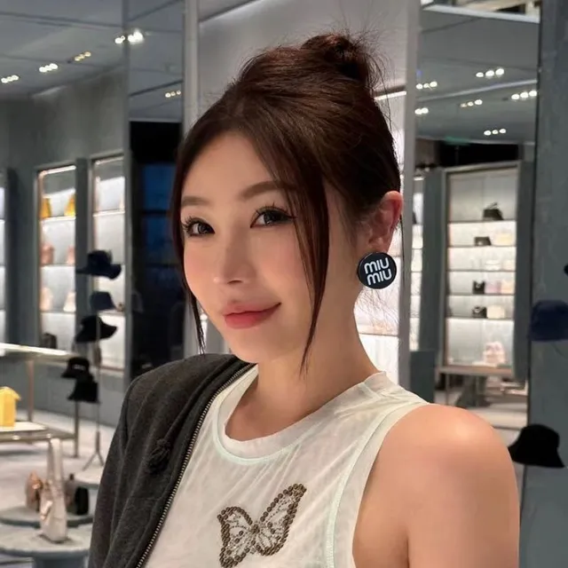 Miu Miu काला सफेद गोलाकार लॉगो प्रिंट ब्रोच 9