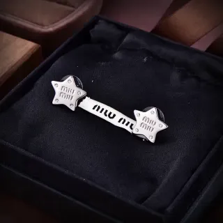 Miu Miu स्टार ब्रोच चांदी सफेद उकेरा लोगो ब्रोच