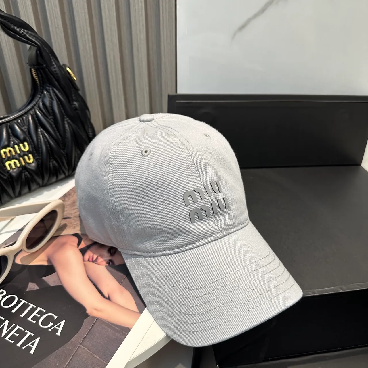 Miu Miu Wander হালকা ধূসর ইমব্রয়ডারি বেসবল ক্যাপ 4