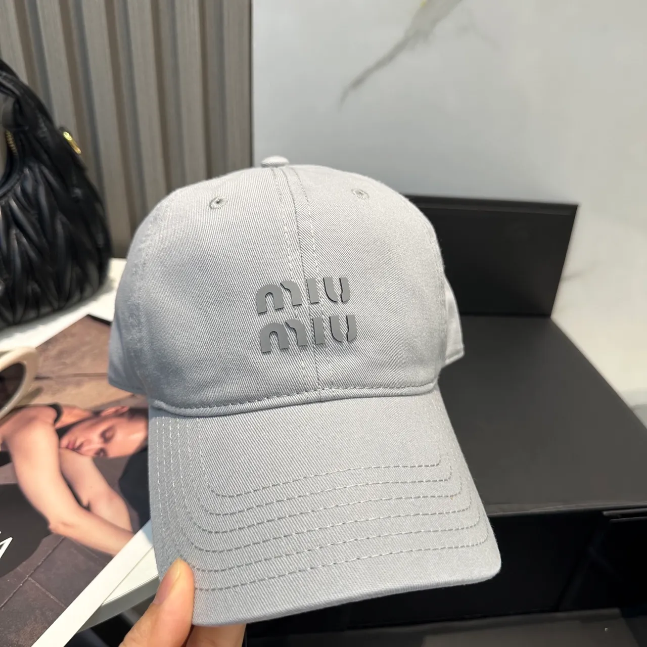 Miu Miu Wander হালকা ধূসর ইমব্রয়ডারি বেসবল ক্যাপ 6