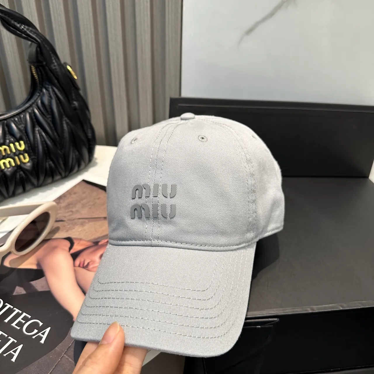 Miu Miu Wander হালকা ধূসর ইমব্রয়ডারি বেসবল ক্যাপ 9
