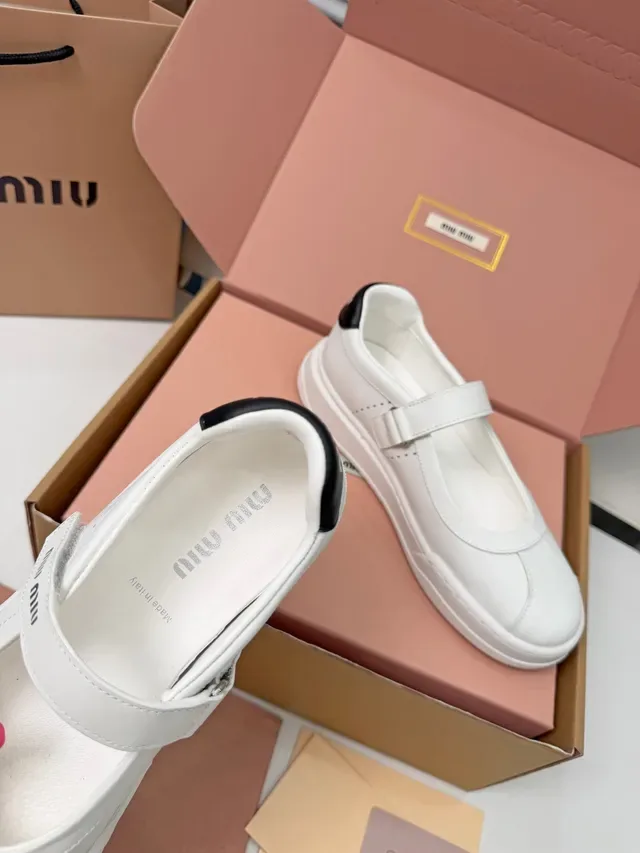 Miu Miu Sapatos Mary Jane Couro Branco Preto Alça Única 2
