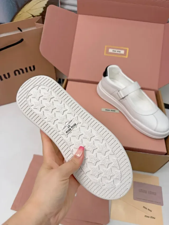 Miu Miu Sapatos Mary Jane Couro Branco Preto Alça Única 3