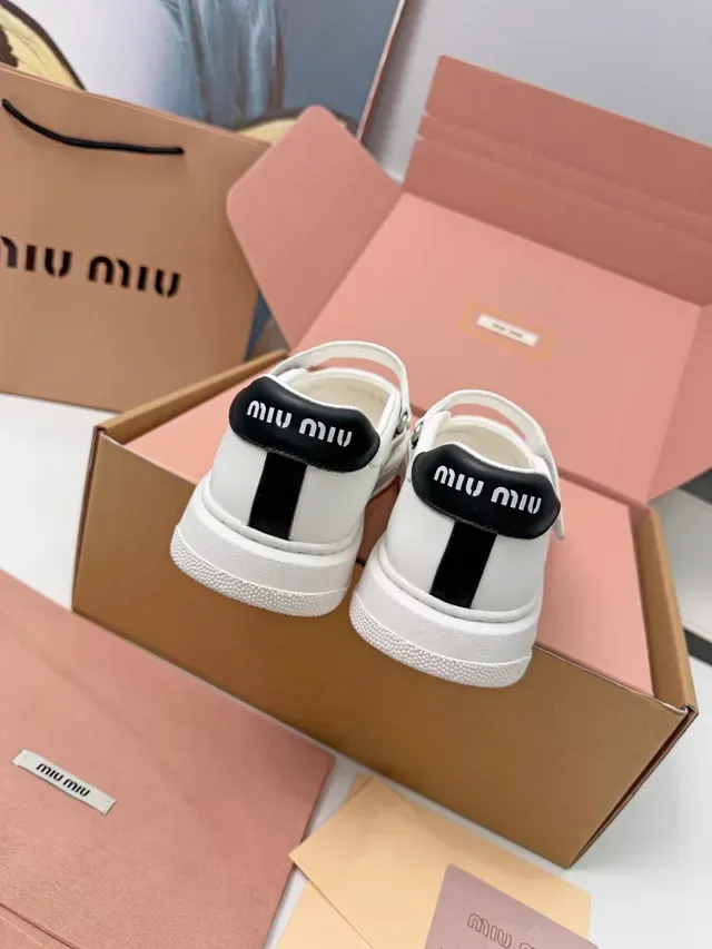 Miu Miu Sapatos Mary Jane Couro Branco Preto Alça Única 4