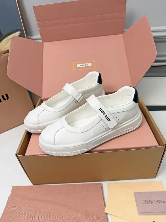 Miu Miu Sapatos Mary Jane Couro Branco Preto Alça Única 5