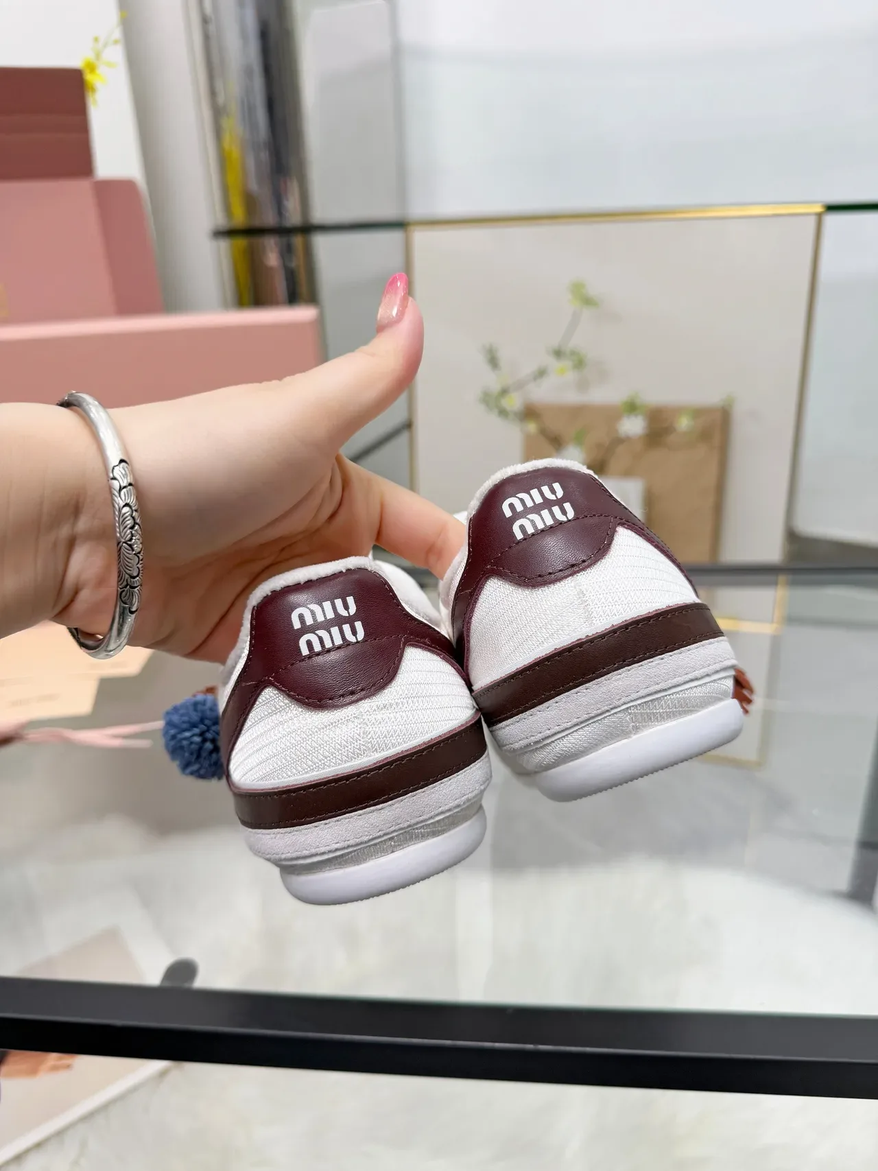 Miu Miu حذاء أبيض وبوردو من السويد والميش مع شريط جانبي جلدي 2