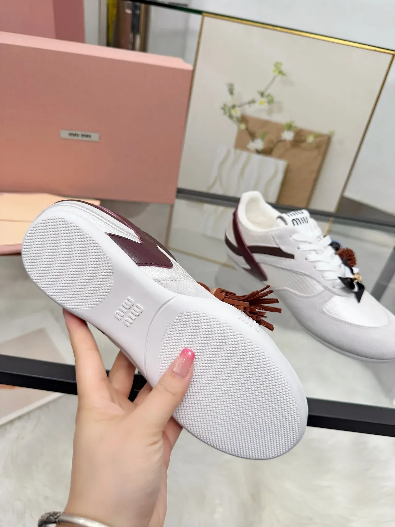 Miu Miu حذاء أبيض وبوردو من السويد والميش مع شريط جانبي جلدي 3
