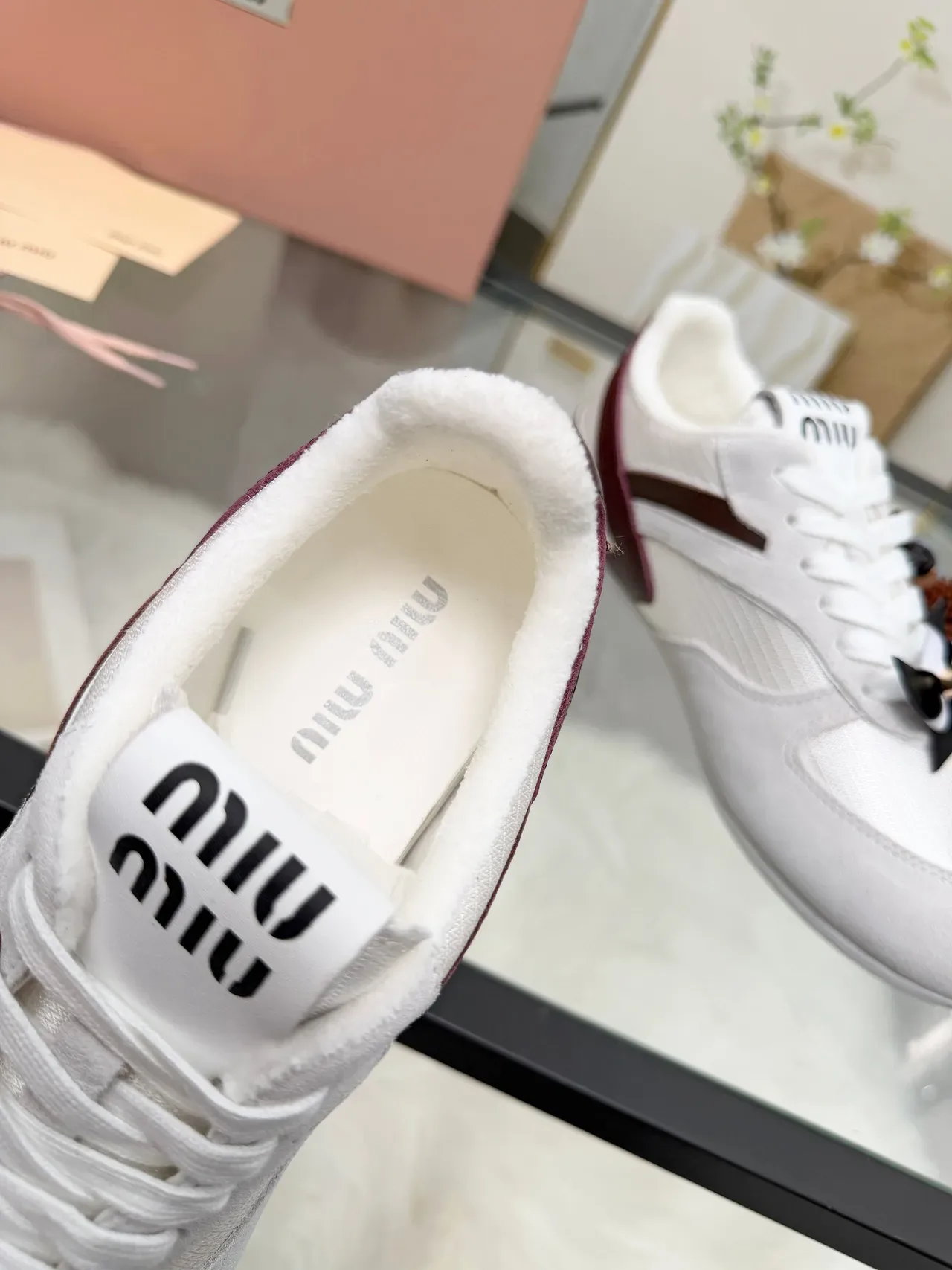 Miu Miu حذاء أبيض وبوردو من السويد والميش مع شريط جانبي جلدي 4