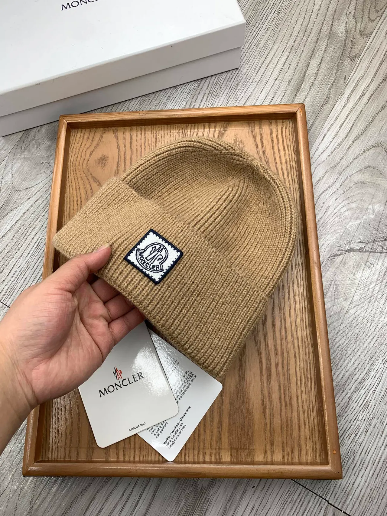 Moncler بيج نافي صوف محبب مضلع كم مطوي قبعة 6