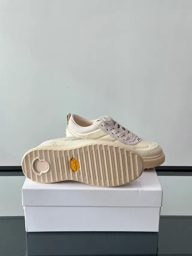 Moncler Bege Prata Superior Nylon Acolchoado Oversized Logotipo Metálico M Lifestyle Sneakers 2