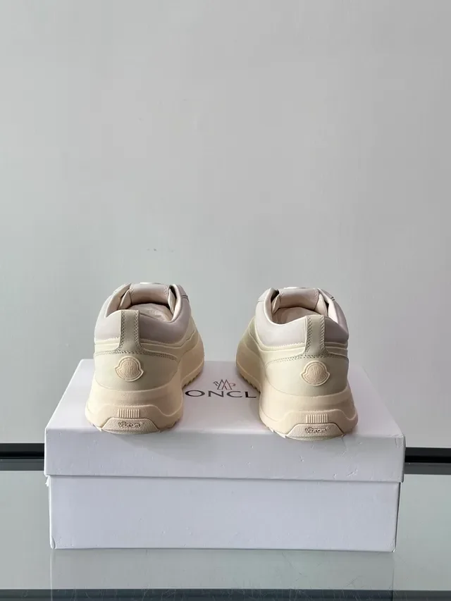 Moncler Bege Prata Superior Nylon Acolchoado Oversized Logotipo Metálico M Lifestyle Sneakers 3